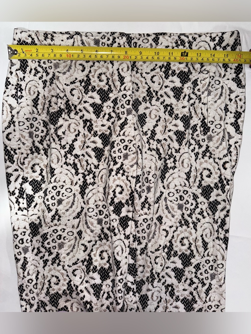 Chico's Sz 0.5 Juliet Shadow Lace Printed Slim Ankle Pants Black Cream Small/6 - Picture 5 of 6